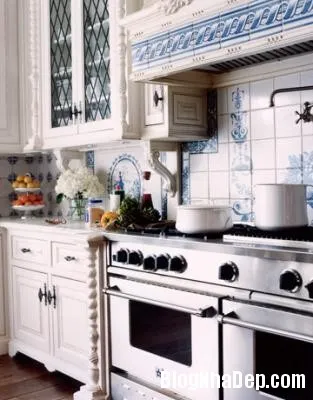 Không gian bếp cổ điển với tông màu trắng và xanh
