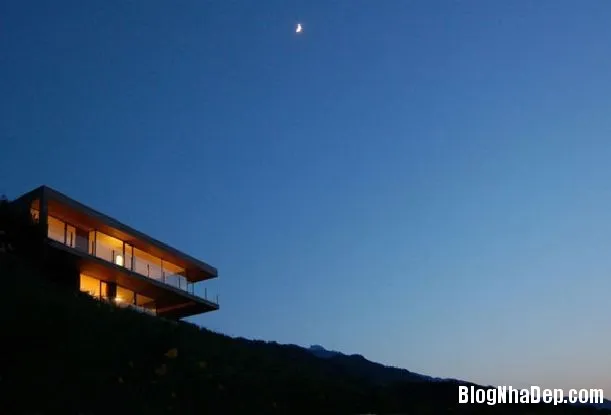 Ngôi nhà hiện đại mà ấm cúng nằm cheo leo trên vách núi ở Thụy Sỹ