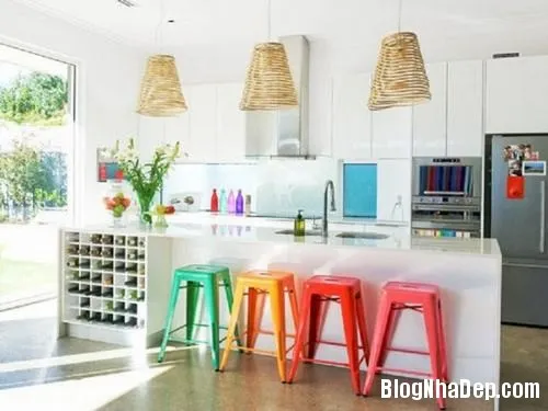 Nhà bếp sáng rực với những chiếc ghế ăn sáng màu